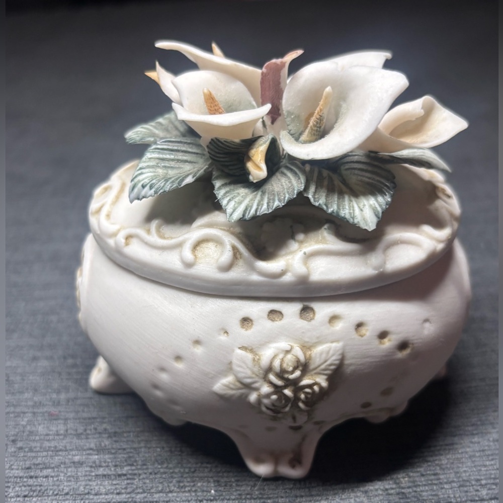 Vintage Casa Elite T. Capodimonte Italian Porcelain Calla Lily Trinket Box